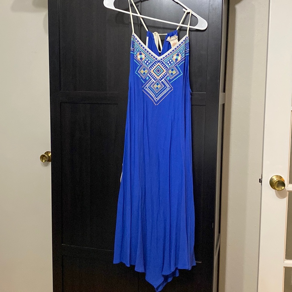 Mid length dress with embroidered pattern